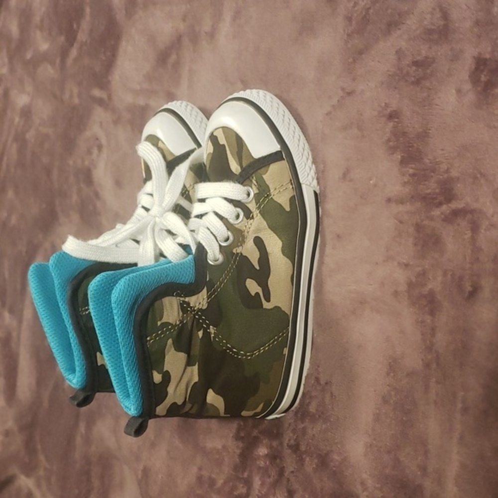 Crazy 8 high top camo shoes size 9